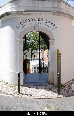 Funicolare Elevador Ascensor do Lavra, trasporti pubblici sul ripido pendio a Lisbona, Portogallo Foto Stock