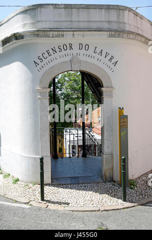 Funicolare Elevador Ascensor do Lavra, trasporti pubblici sul ripido pendio a Lisbona, Portogallo Foto Stock