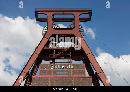Torre di avvolgimento dell'albero XII, il complesso industriale delle Miniere di carbone dello Zollverein, Zeche Zollverein, Sito Patrimonio Mondiale dell'UNESCO, Essen, Nord Reno-Westfalia, Germania Foto Stock