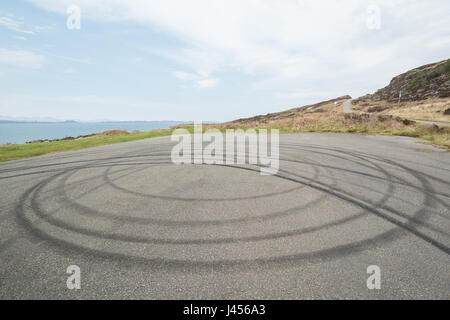 Ciambella di pneumatici vettura skid marchi in Viewpoint, Applecross penisola, Wester Ross, Highlands scozzesi, REGNO UNITO Foto Stock