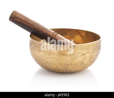 Il Tibetano handcrafted Singing Bowl con bastone isolato su sfondo bianco Foto Stock