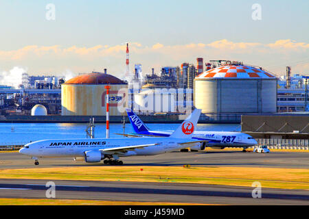 L'aeroporto di Haneda Kawasaki il distretto industriale in background Tokyo Giappone Foto Stock