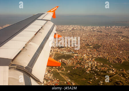 Una veduta aerea della città di Tangeri, Marocco come si vede da una finestra di un Easy Jet volo. Derek Hudson / Alamy Stock Photo Foto Stock