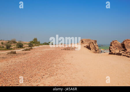 Lavori di restauro in cima bhatner fort Rajasthan in India con alberi di acacia e mattone di macerie e una vista della campagna lontani sotto un cielo blu in s Foto Stock