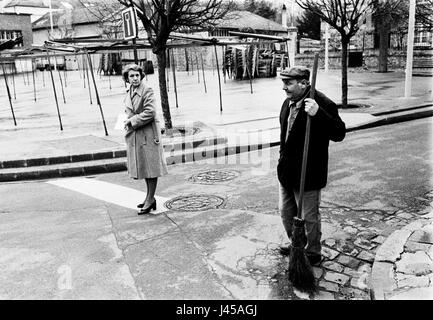 AJAXNETPHOTO. 1984. LOUVECIENNES, Francia. - Piazza del Mercato - spazzando via i. Foto:JONATHAN EASTLAND/AJAX REF:840104 12A Foto Stock