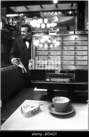 AJAXNETPHOTO. 1984. Parigi, Francia. - CAFE JUKE BOX - ROCK-OLA TRI-VUE MUSICA POPOLARE SELETTORE IN CAFE LE BOSQUET. Foto:JONATHAN EASTLAND/AJAX REF:840102 3 6A Foto Stock