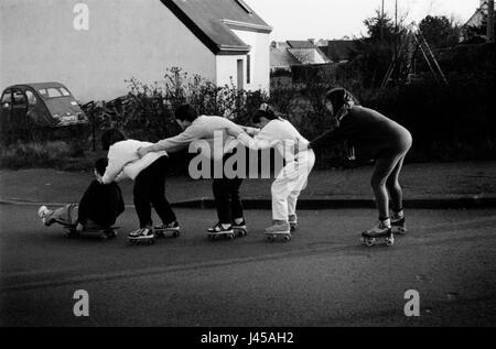 AJAXNETPHOTO. 1991. PLERIN, Francia. - Station wagon pattini - ragazzi fuori per un giro il giorno di Natale. Foto:JONATHAN EASTLAND/AJAX REF:912512 Foto Stock