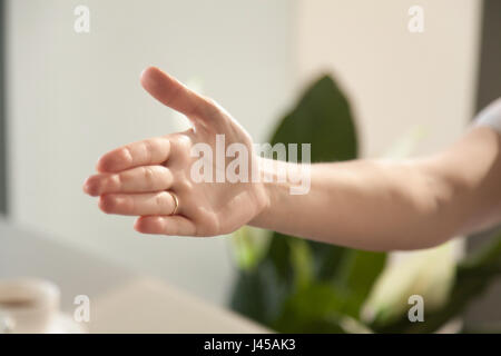 Immagine del raggiunto per stretta di mano mano womans Foto Stock