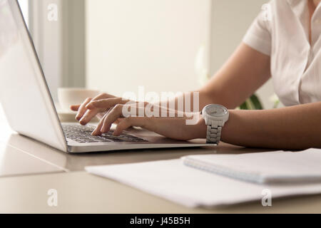 Womans mani digitando su laptop al lavoro Foto Stock
