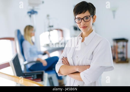 Giovane e bella oculista medico in clinica della vista Foto Stock