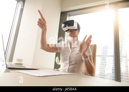 Business donna indossa occhiali per realtà virtuale Foto Stock