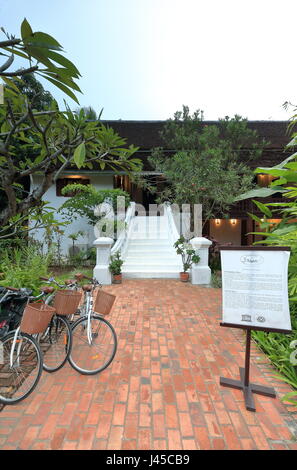 Luang Prabang, Laos-October 11, 2015: Sakkaline area di strada ospita molti francesi gli edifici coloniali - La maggior parte di loro adesso i siti commerciali come Khamboua House Foto Stock