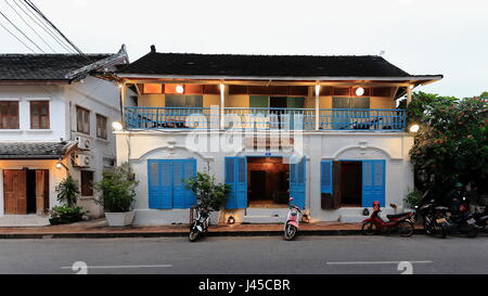 Luang Prabang, Laos-October 11, 2015: Sakkaline area di strada ospita molti francesi gli edifici coloniali - La maggior parte di loro adesso i siti commerciali come L'Hibiscus Spa Foto Stock