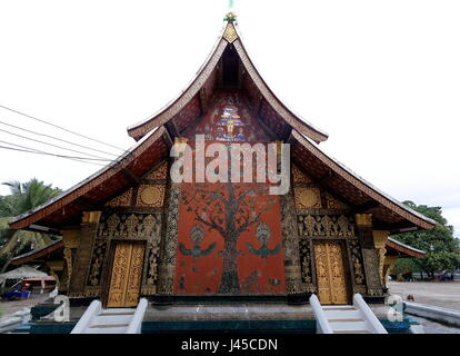 Mosaico vetrato del Mai Thong-Tree della vita sulla facciata posteriore della sim-viharn-gruppo-congregazione hall nell'annuncio.1560 fondata Wat Xieng Thong-Gol Foto Stock