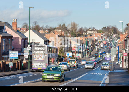 Traffico suburbano sulla trafficata A60 Mansfield Road passando attraverso il centro di Sherwood, un sobborgo di Nottingham, Inghilterra, Regno Unito Foto Stock
