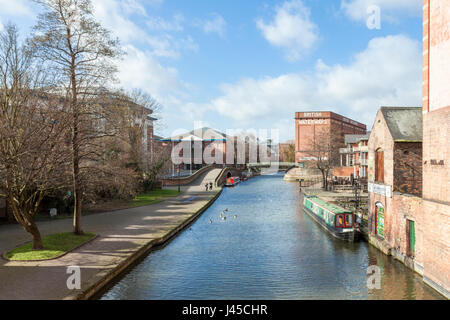 Il Nottingham e Beeston Canal in inverno, passando attraverso la città di Nottingham, Inghilterra, Regno Unito Foto Stock