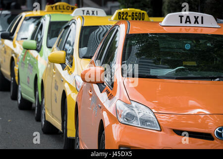 Taxi schierate in attesa per le tariffe. Foto Stock