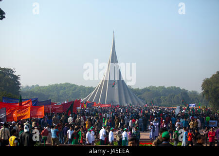 La gente paga tributo presso il National Memorial Tower o Jatiya Smriti Shoudha a Savar su la Giornata della Vittoria. Dacca in Bangladesh. Foto Stock