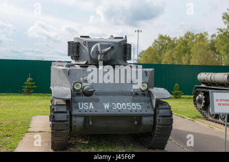 Regione di Mosca, Russia - 01 settembre 2015: il vecchio serbatoio di luce le forze armate degli Stati Uniti M5A1 Stuart nel Museo di veicoli blindati, Kubink Foto Stock