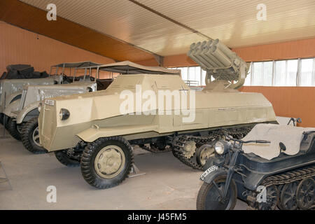 Regione di Mosca, Russia - 01 settembre 2015: a mezza via semovente di lancio più sistema a razzo 15 cm. Panzerwerfer 42 Sd. Kfz. 4/1 delle forze armate f Foto Stock