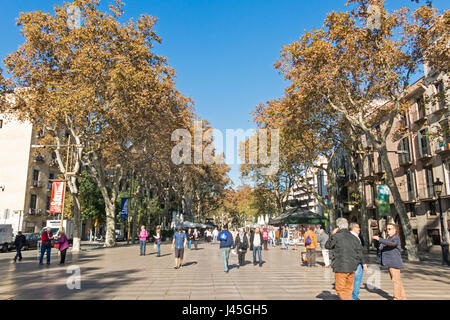 Barcellona- NOV 15: le famose Ramblas con pochi turisti il 15 novembre 2016. La Ramblas è la più famosa città di Barcelona, Spagna Foto Stock