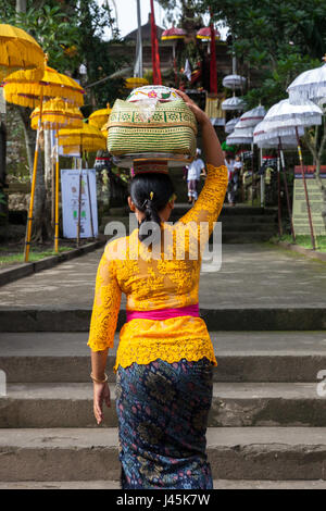 UBUD, Indonesia - 2 Marzo: Donna con cesto sulla testa cammina su per le scale durante la celebrazione prima Nyepi (Giorno Balinese di silenzio) il 2 marzo Foto Stock