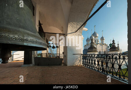 Il campanile della cattedrale della Dormizione nel Cremlino di Rostov il grande come parte dell'anello d'oro del gruppo di borghi medievali del nord-est di Mosca, Foto Stock