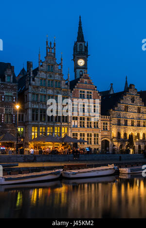 Vista notturna di Graslei quay con Post Plaza tower, Gand, Fiandre Orientali, Belgio Foto Stock