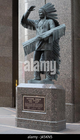 Udienza Eagle, un 11 piedi statua del canadese native John Hunter, capo di Stoney Nakoda prima nazione nella Morley, Alberta Foto Stock