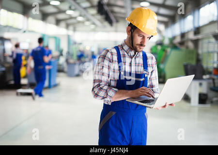 Stabilimento industriale di lavoro del lavoratore in metallo industria manifatturiera Foto Stock