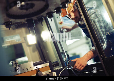 Stabilimento industriale di lavoro del lavoratore in metallo industria manifatturiera Foto Stock