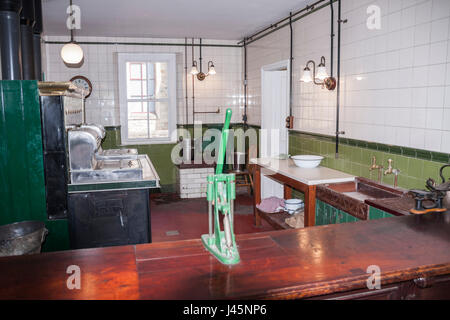 All'interno del pesce Davys e Chip shop presso il museo Beamish,l'Inghilterra,UK Foto Stock