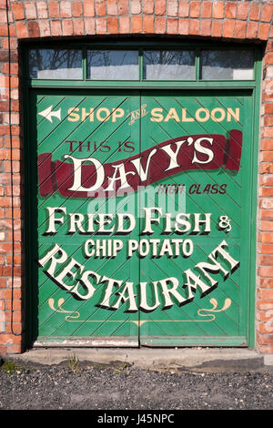 Un segno su porte verdi pubblicità Davys pesce e Chip ristorante presso il museo Beamish,l'Inghilterra,UK Foto Stock