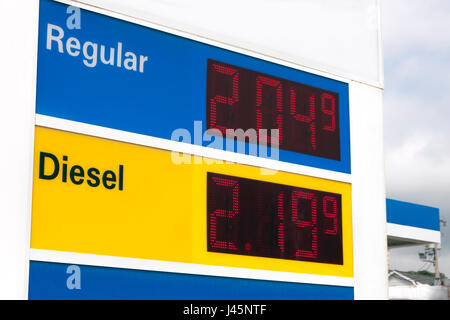 Segno pubblicità prezzi molto bassi in corrispondenza di una stazione di benzina. Foto Stock