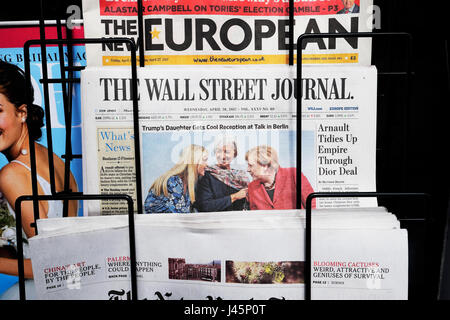 "Trump della figlia si raffreddi la ricezione a parlare a Berlino' articolo del Wall Street Journal giornale in edicola il 26 aprile 2017 LONDON REGNO UNITO Foto Stock