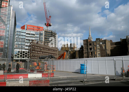 Panoramica Edificio rimanente sulla demolizione sito di Andrew Borde Street vicino a Tottenham Court Road guardando verso St Giles area Londra UK KATHY DEWITT Foto Stock