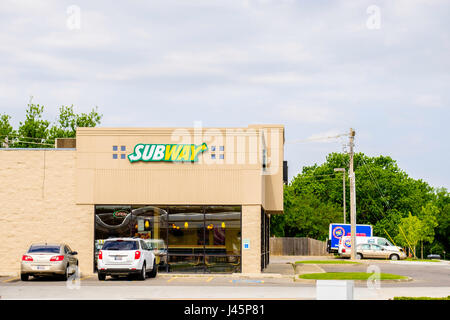 La parte esterna della metropolitana shop situato nella parte nord di McArthur in Oklahoma City, Oklahoma, Stati Uniti d'America. Foto Stock