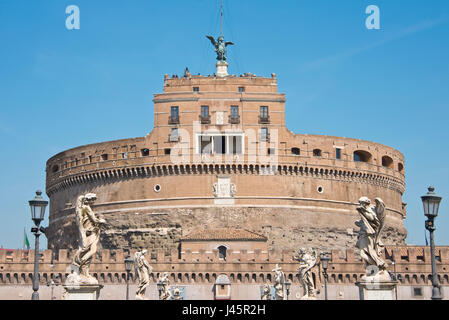 Il Castel Sant'Angelo con la strada pedonale di Sant'Angelo Bridge o Ponte Sant'Angelo statue attraverso il Fiume Tevere in una giornata di sole con cielo blu. Foto Stock