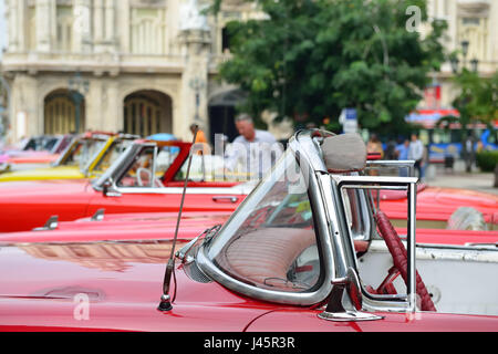 Vecchio classico americano auto per le strade della città di Havana, Cuba Foto Stock