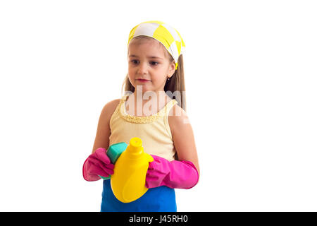 Ragazza nel grembiule con bottiglia e spugna Foto Stock