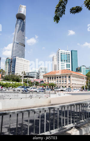 HO CHI MINH, VIETNAM - Febbraio 22, 2017: Bitexco torre finanziaria in Ho Chi Minh, Vietnam. Questo 262 metro alto grattacielo è stato inaugurato a 2010. Foto Stock