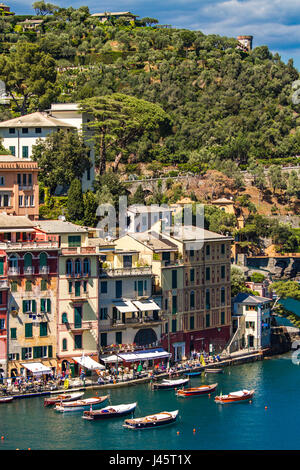 PORTOFINO, Italia - 29 Aprile 2017: Unindentified persone a Portofino, Italia. Portofino è una delle più famose città di villeggiatura sulla Riviera Italiana Foto Stock