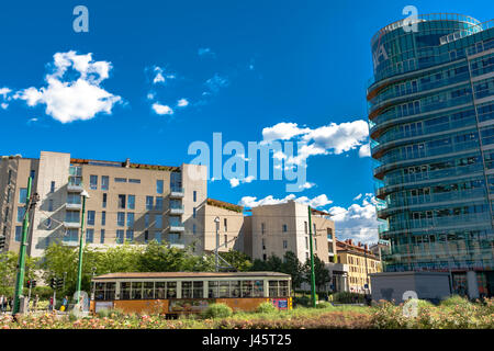 Milano, Italia - 28 Aprile 2017: moderni grattacieli a Porta Nuova di Milano, Italia. Porta Nuova è il principale quartiere degli affari di Milano. Foto Stock