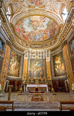 Interno un ampio angolo di visione del principale alterare in San Andrea Frate chiesa in Roma. Foto Stock