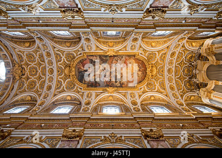 Interno un ampio angolo di visione del magnifico soffitto mediante Charles-Joseph Natoire in San Luigi dei Francesi chiesa in Roma. Foto Stock