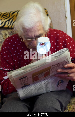 Donna anziana affetti da degenerazione maculare Foto Stock