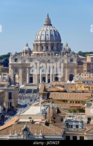 Compressi in prospettiva della Basilica di San Pietro a Roma dalla sommità del Castel Sant'Angelo in una giornata di sole con cielo blu. Foto Stock