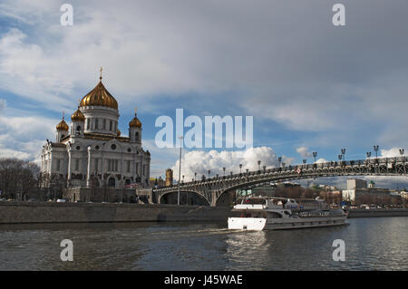 Mosca: crociera sul fiume Moskva con la Cattedrale di Cristo Salvatore, il più alto cristiano ortodosso di chiesa nel mondo, e il Patriarca Bridge Foto Stock