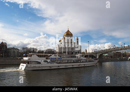 Mosca: crociera sul fiume Moskva con la Cattedrale di Cristo Salvatore, il più alto cristiano ortodosso di chiesa nel mondo, e il Patriarca Bridge Foto Stock