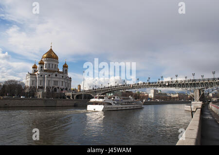 Mosca: crociera sul fiume Moskva con la Cattedrale di Cristo Salvatore, il più alto cristiano ortodosso di chiesa nel mondo, e il Patriarca Bridge Foto Stock